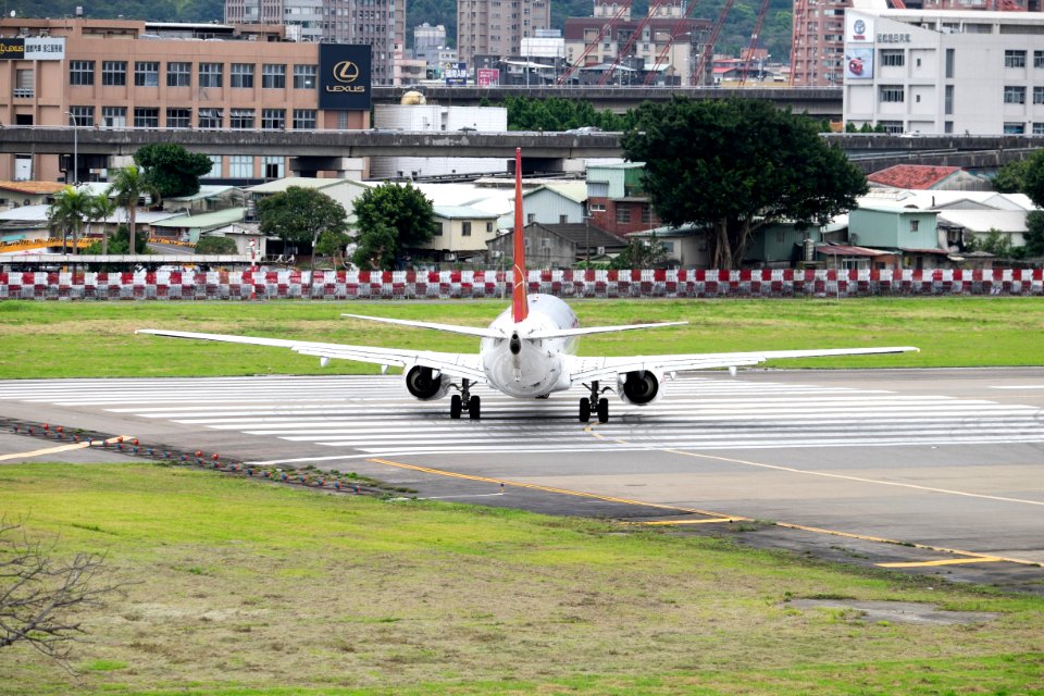 Easter Jet Boeing 737-883 HL8289 Departing from Taipei Songshan Airport 20150321f