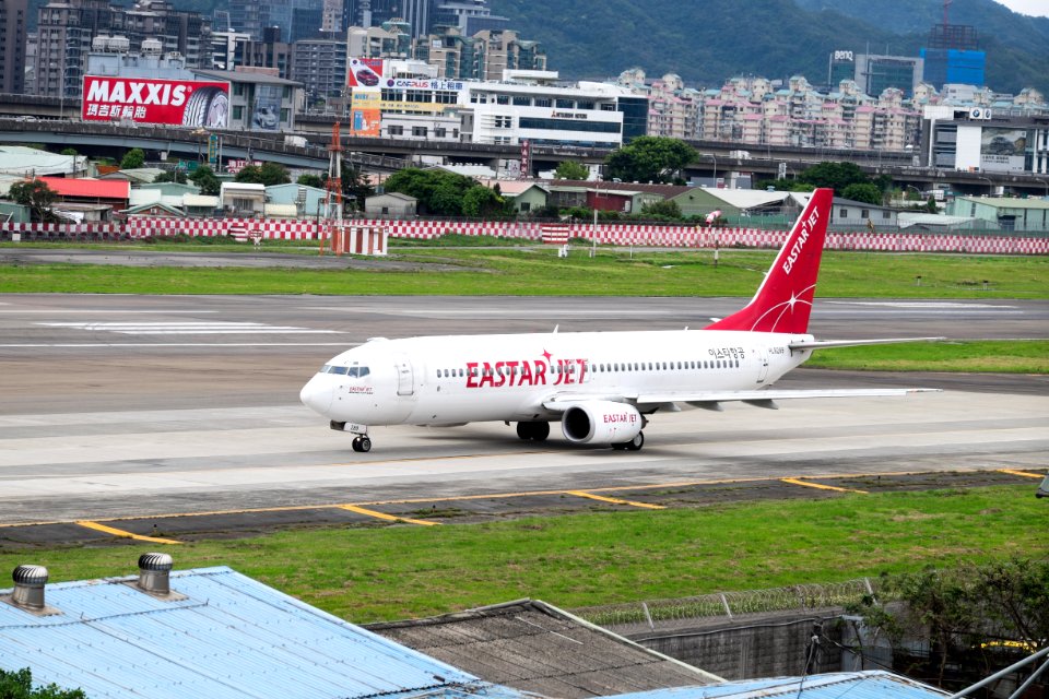 Easter Jet Boeing 737-883 HL8289 Departing from Taipei Songshan Airport 20150321a