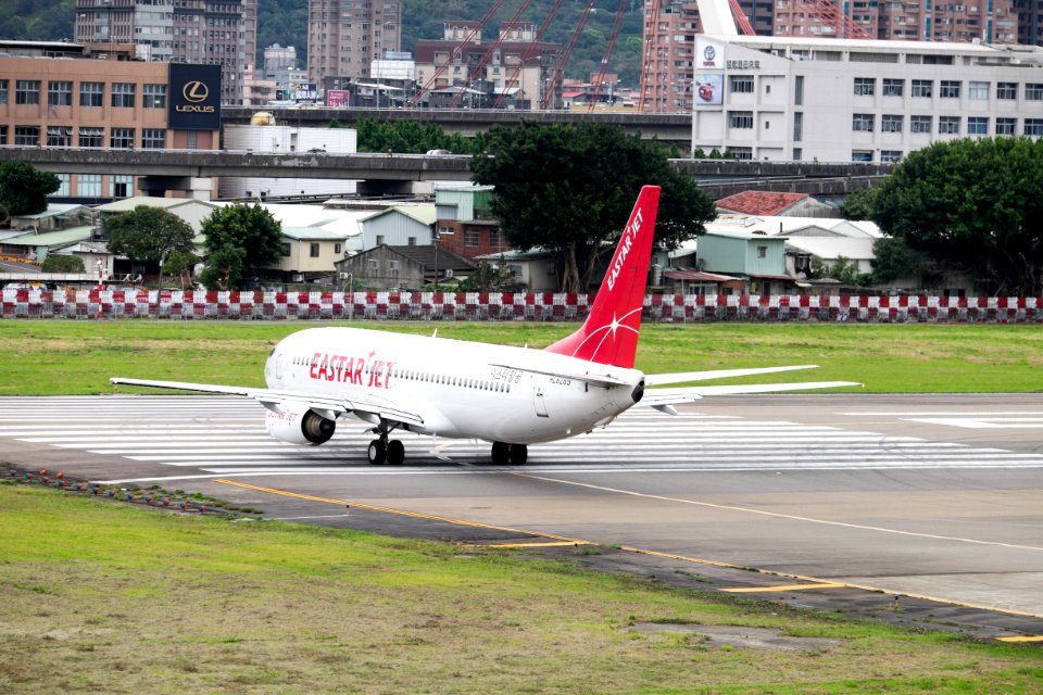 Easter Jet Boeing 737-883 HL8289 Departing from Taipei Songshan Airport 20150321e