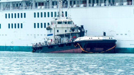 CPC No.10 Refueling to Sapphire Princess in Keelung Harbor 20140518b