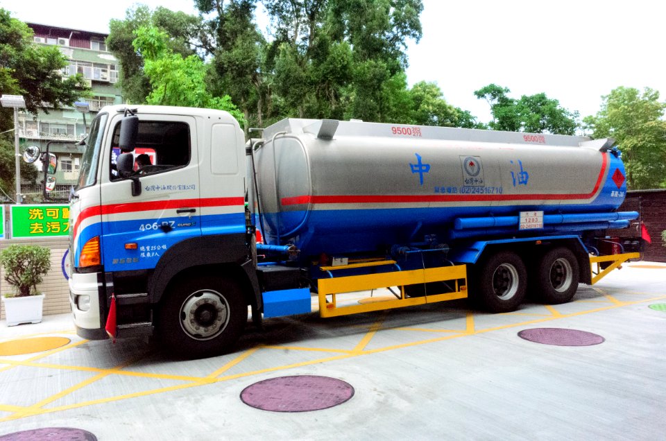 CPC HINO 700 Tank Rigid Truck Supplying Minsheng East Road Petrol Station 20160530b