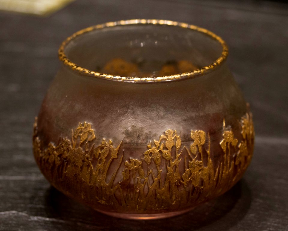 Coupe à décor d'iris d'eau