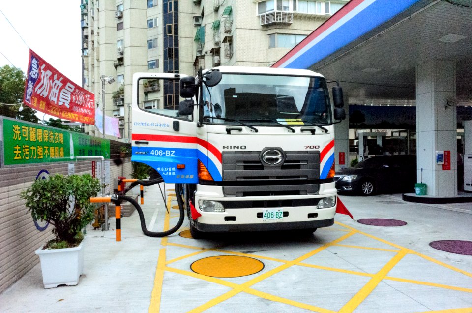 CPC HINO 700 Tank Rigid Truck Supplying Minsheng East Road Petrol Station 20160530a