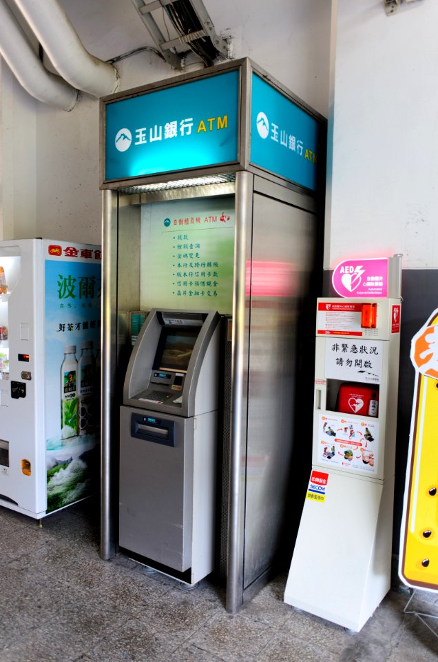 E.SUN Bank ATM and LeeWay Philips AED beside door of Songyan Gallery 20150918