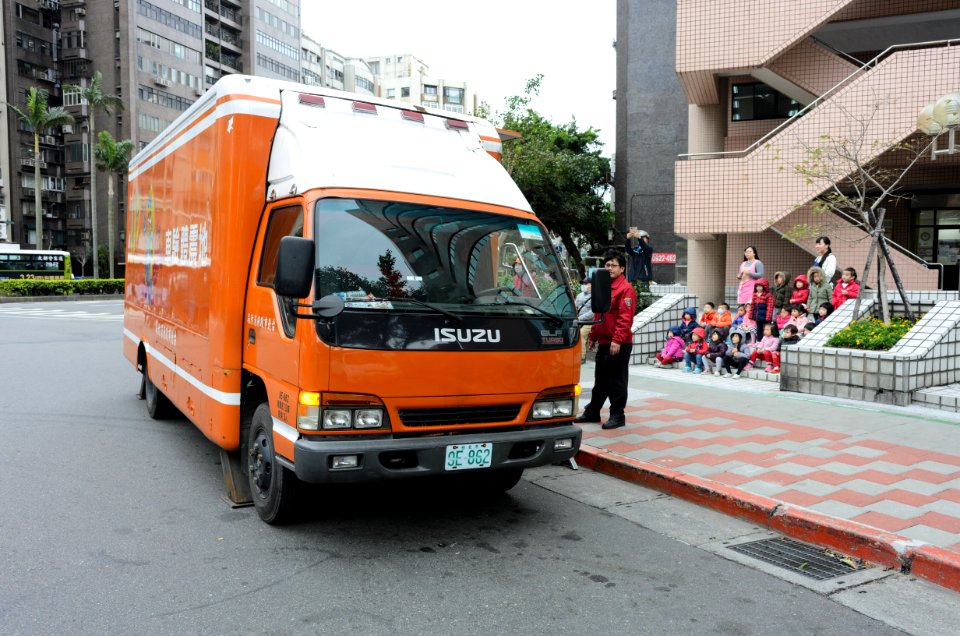 Earthquake Experience Truck Parked in Front of Minsheng Community Center 20170307b