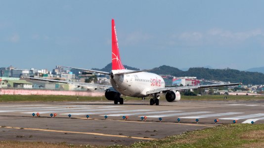 Easter Jet Boeing 737-883 HL8289 Stand by at Taipei Songshan Airport Runway 20150103