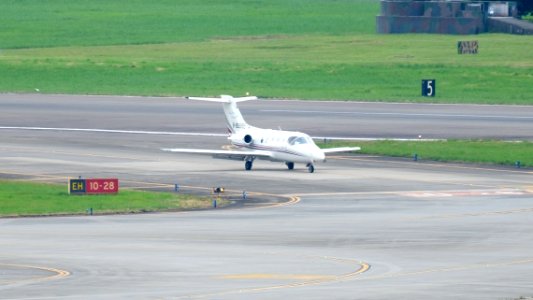 EATC Beechcraft Hawker 400XP B-95995 Taxiing at Taipei Songshan Airport 20160906b