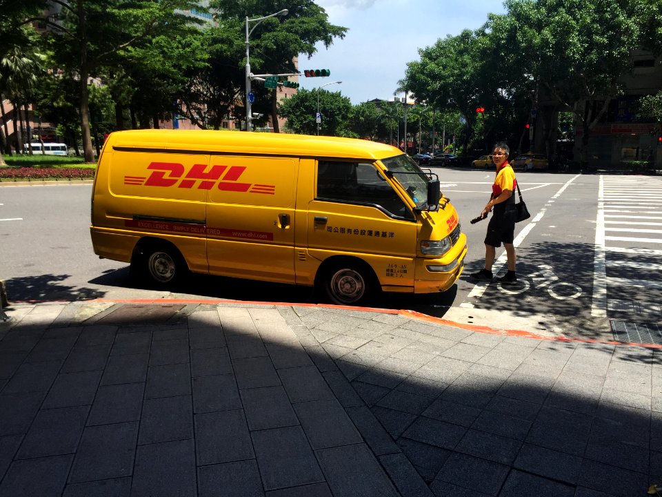DHL Carrier Back to Mitsubishi Delica at Section 5, Minsheng East Road, Taipei 20160624
