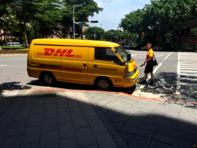 DHL Carrier Back to Mitsubishi Delica at Section 5, Minsheng East Road, Taipei 20160624