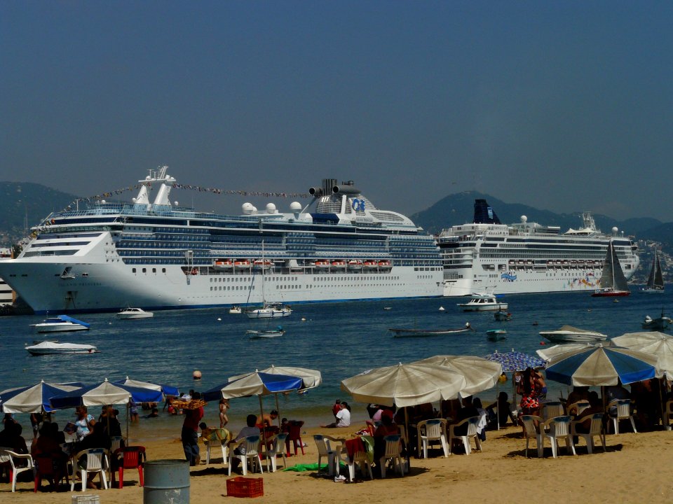 Dos cruceros y la playa de Acapulco