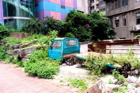 Abandoned Sanfu Sambar Truck on Ground beside Section 4, Bade Road 20150620