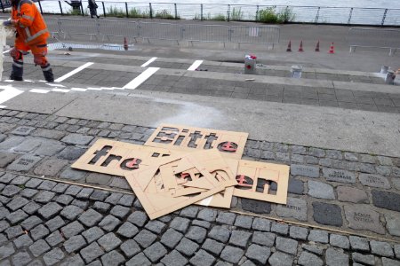 Abstandsmarkierungen in der Corona-Krise, Düsseldorf Rheinufer-Treppe, 13 Juli 2020 (2)