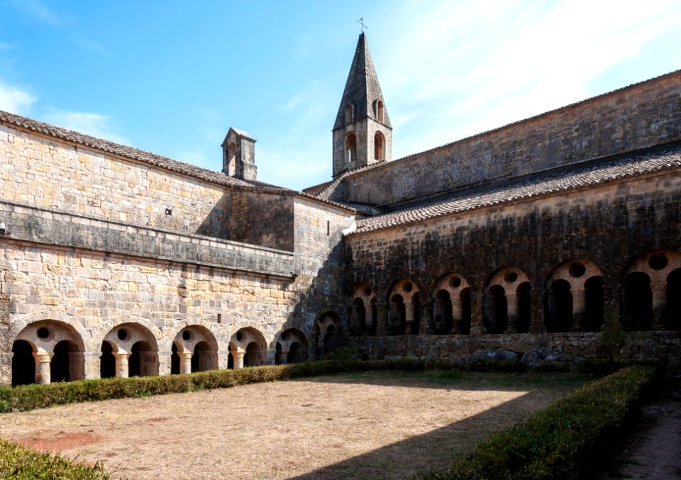 Abbaye du Thoronet, le cloître extérieur