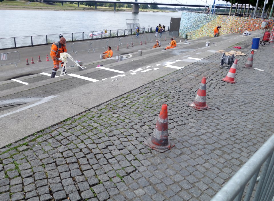 Abstandsmarkierungen in der Corona-Krise, Düsseldorf Rheinufer-Treppe, 13 Juli 2020 (5)
