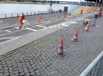 Abstandsmarkierungen in der Corona-Krise, Düsseldorf Rheinufer-Treppe, 13 Juli 2020 (5)