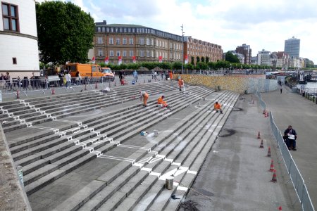 Abstandsmarkierungen in der Corona-Krise, Düsseldorf Rheinufer-Treppe, 13 Juli 2020 (4)