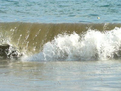 Agua, ola rompiendo en la playa photo