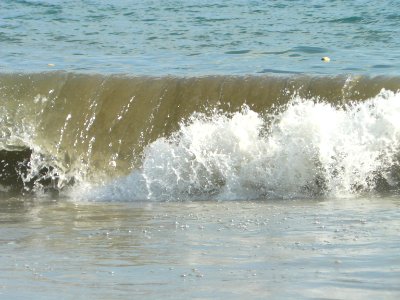 Agua, ola rompiendo en la playa
