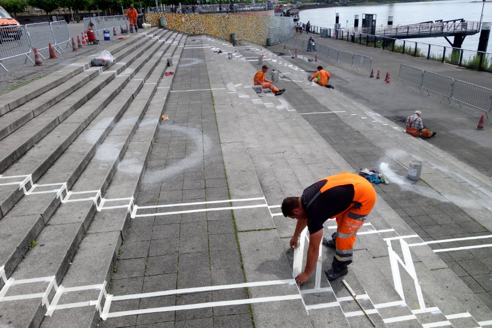 Abstandsmarkierungen in der Corona-Krise, Düsseldorf Rheinufer-Treppe, 13 Juli 2020 (3)