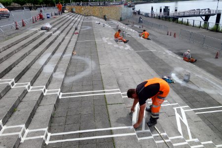Abstandsmarkierungen in der Corona-Krise, Düsseldorf Rheinufer-Treppe, 13 Juli 2020 (3)