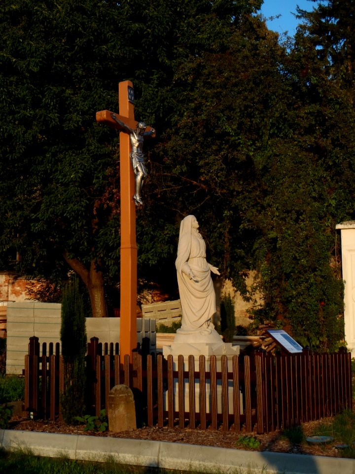 Šebetov, kříž a socha P. Marie (2) P8181000