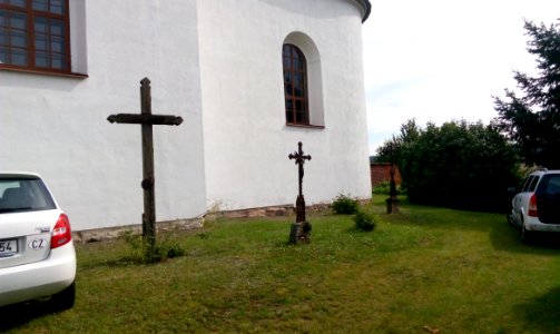 Újezd u Černé Hory, kříže před kostelem