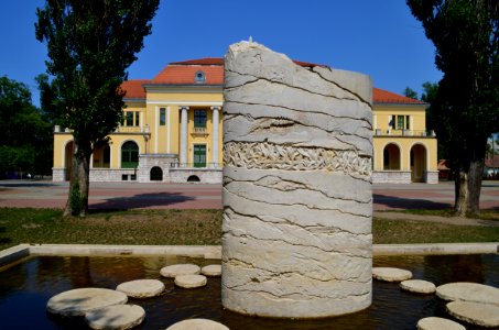 A Föld kincsei emlékkút és a József Attila Művelődési Ház1