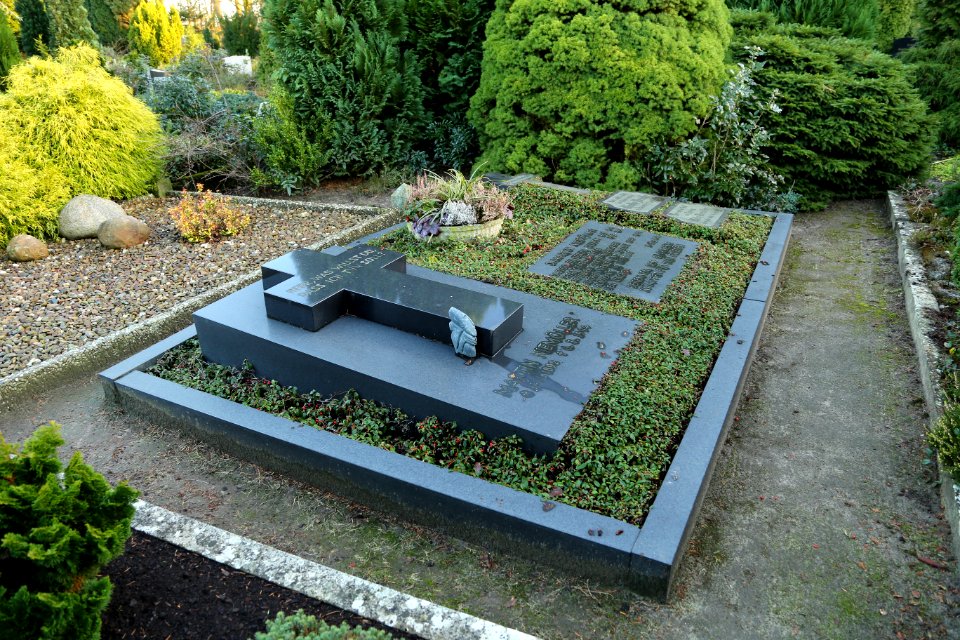 Alter Evangelischer Friedhof Wersen Grab Martin Niemoeller 01
