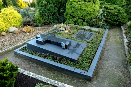 Alter Evangelischer Friedhof Wersen Grab Martin Niemoeller 01