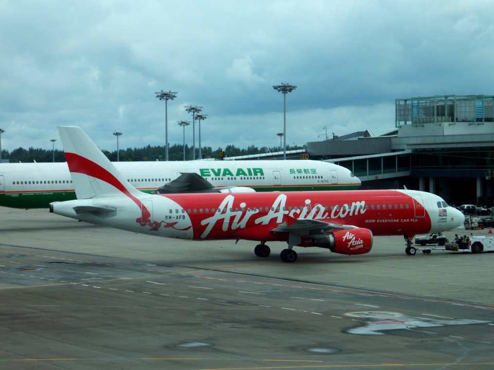 AirAsia Airbus A320-214 9M-AFB Leaving Jet Bridge by Tractor in Singapore Changi Airport 20130211a