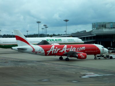 AirAsia Airbus A320-214 9M-AFB Leaving Jet Bridge by Tractor in Singapore Changi Airport 20130211a