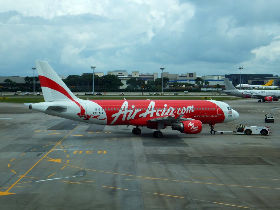 AirAsia Airbus A320-214 9M-AFB Leaving Jet Bridge by Tractor in Singapore Changi Airport 20130211d