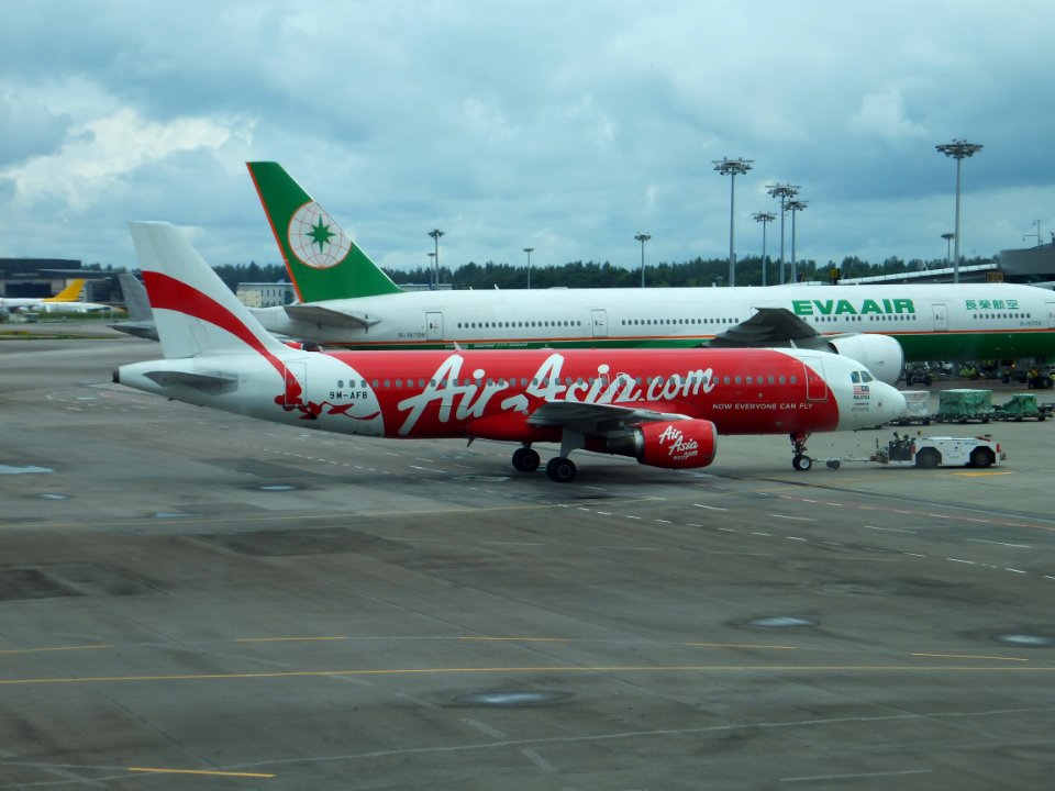 AirAsia Airbus A320-214 9M-AFB Leaving Jet Bridge by Tractor in Singapore Changi Airport 20130211b