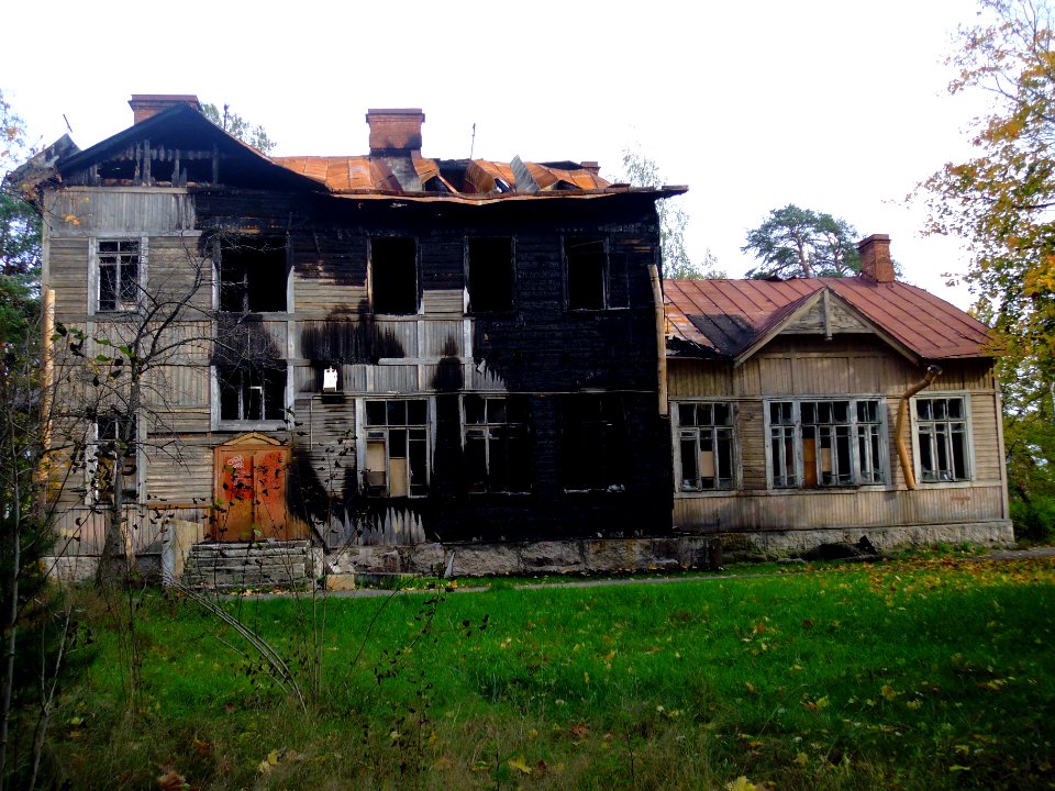 Сестрорецк. Разлив. Алексеевская школа в 2012 г. после пожара