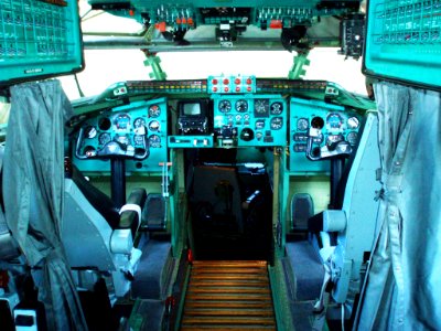 Кабина лётчиков Ту-142МР