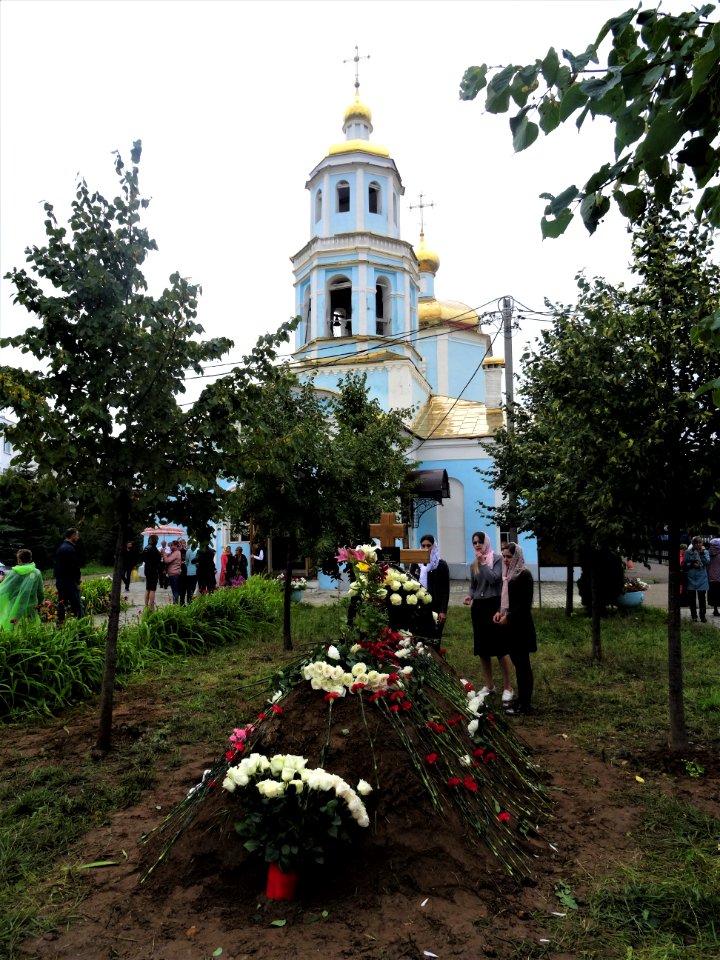 Могила протоиерея П.П. Павлова в ограде Тихвинского храма