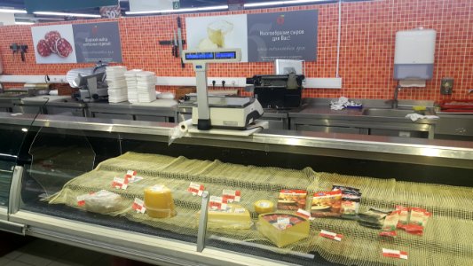 Прилавок с сырами и колбасами в последний день Виктории в Матвеевском