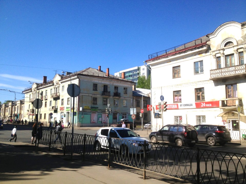 Перекрёсток ул. Ленинградская и ул. Максимова (г. Казань)