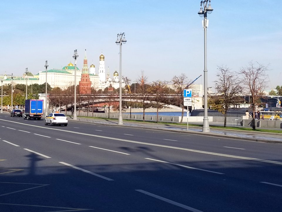 Парковка для автобусов на Пречистенской набережной в Москве