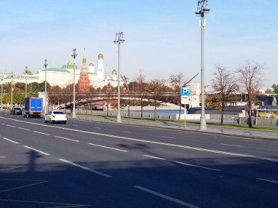 Парковка для автобусов на Пречистенской набережной в Москве