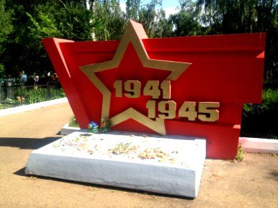 Композиция =Звезда= на Архангельском кладбище Казани
