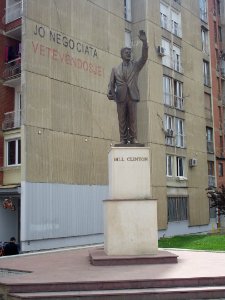 Bill Clinton statue Pristina
