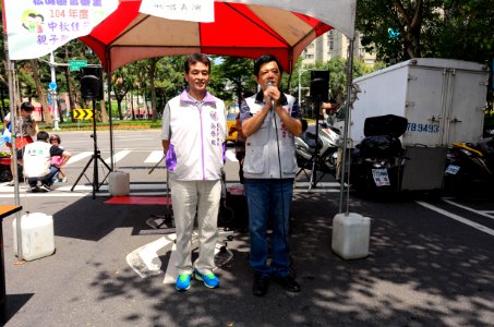 Billy Pan Greeting Neighbors in Mid-Autumn Festival of Futai Village, Songshan District, Taipei 20150919
