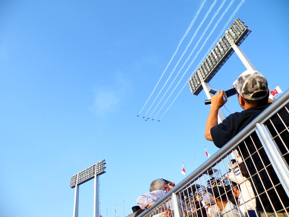 Blue Impulse 2014, fly over Tokyo National Stadium 008