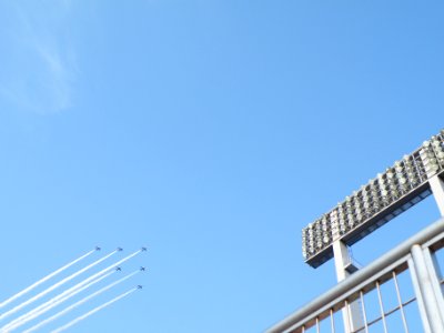 Blue Impulse 2014, fly over Tokyo National Stadium 002