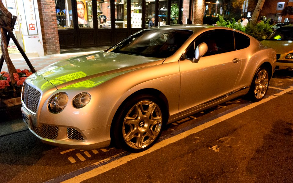 Bentley Continental GT (2nd gen.) Parked at Sanmin Road, Taipei 20160525a