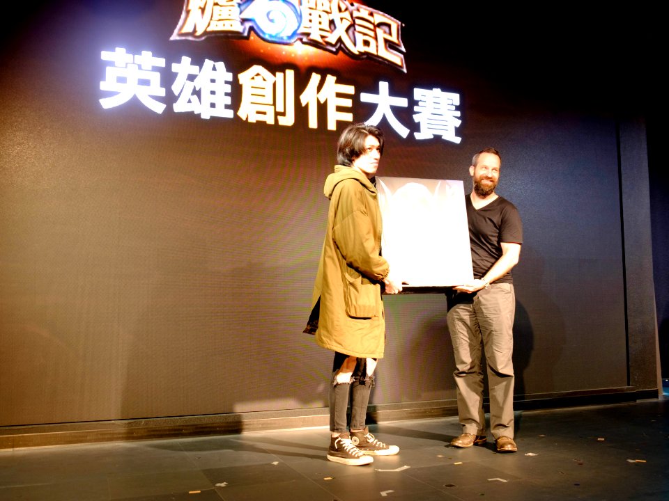 Ben Thompson awarding the Champion of Hearthstone New Hero Creation Game 20180407