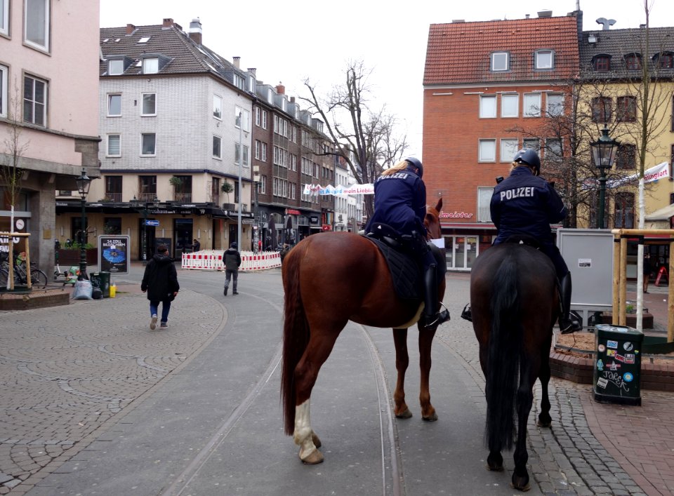 Berittene Polizistinnen in der Düsseldorfer Altstadt, Mai 2021