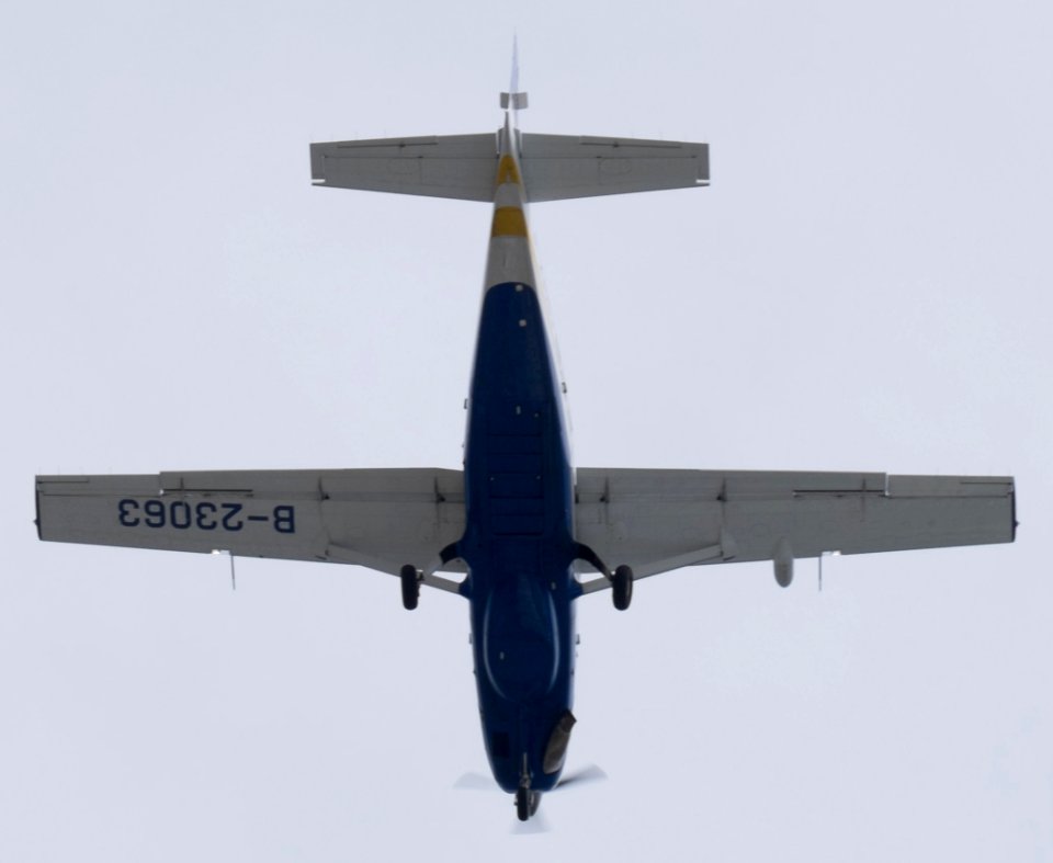 Bottom View of Avanti Aviation Cessna 208B Caravan B-23063 Flight over Yuanshan Park 20150201 (cropped)