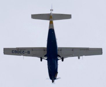 Bottom View of Avanti Aviation Cessna 208B Caravan B-23063 Flight over Yuanshan Park 20150201 (cropped)